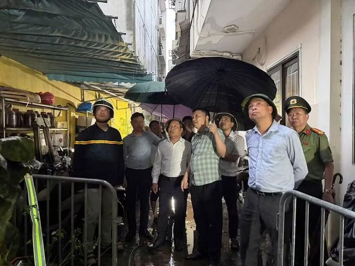 Đồng chí Vũ Đại Thắng – Chủ tịch UBND thành phố Hà Nội chỉ đạo tại hiện trường vụ cháy