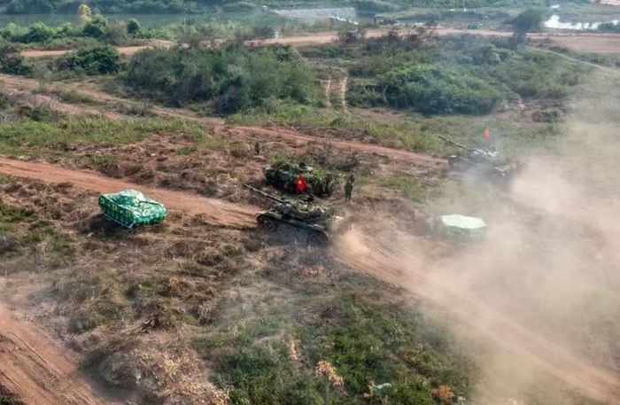 Đối với T-54B, ý nghĩa của việc bổ sung ERA nằm ở chỗ nó tăng cường khả năng bảo vệ mà không cần thiết phải thiết kế lại toàn bộ thân và tháp pháo.
