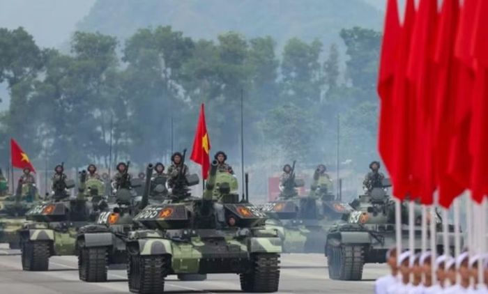 Cũng cần phân biệt giữa "tăng khả năng sống sót" và "trở thành xe tăng hiện đại hoàn toàn". ERA giúp bổ sung khả năng bảo vệ cho T-54B, nhưng không xóa bỏ những giới hạn vốn có của một nền tảng thiết kế cũ.