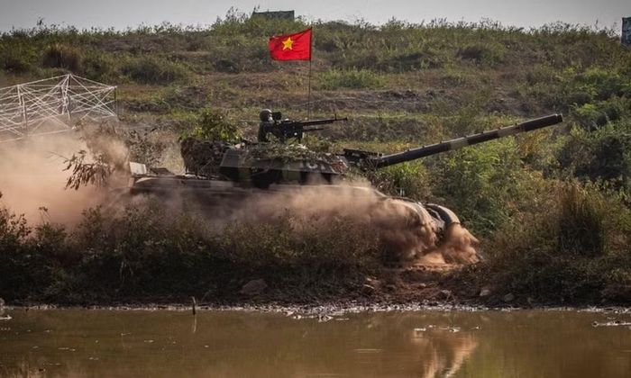 Những khối giáp được bố trí trên thân và tháp pháo khiến hình dáng tròn đặc trưng của tháp pháo T-54/55 thay đổi đáng kể.
