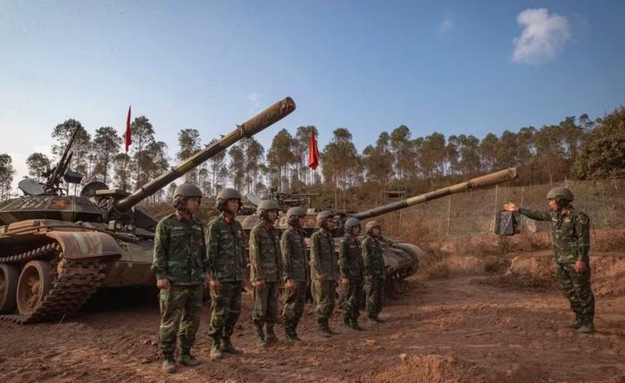 Cấu tạo cơ bản của loại giáp này gồm các phần tử bảo vệ có khả năng phản ứng khi bị tác động bởi đạn chống tăng.
