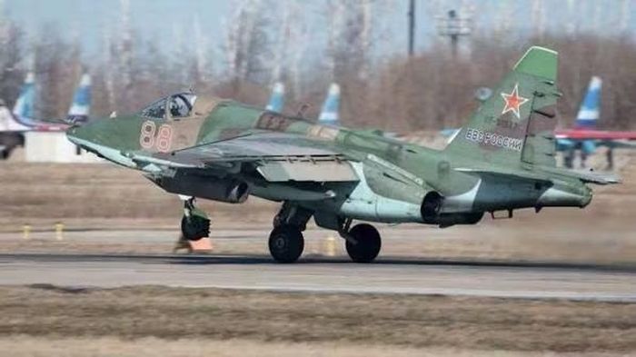 Ngoài sửa chữa Su-25 trên lãnh thổ Nga, công việc tương tự cũng đang được thực hiện tại Belarus ở Nhà máy số 558, nơi cũng tiến hành đại tu và sản xuất linh kiện riêng lẻ cho Su-25.