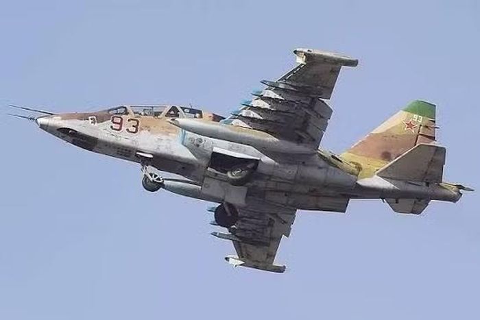 Sau khi Liên Xô tan rã, việc sản xuất hàng loạt Su-25 đã thực sự chấm dứt. Nhà máy Tbilisi không còn phục vụ cho ngành hàng không quân sự Nga nữa, và Moskva chủ yếu tập trung vào sửa chữa, hiện đại hóa và khôi phục phi đội cường kích hiện có.