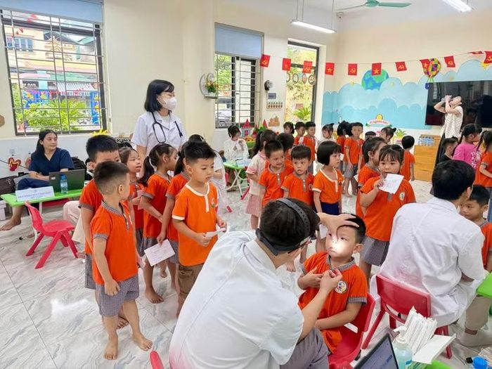 Khám sức khoẻ cho trẻ em tại các trường học trên địa bàn