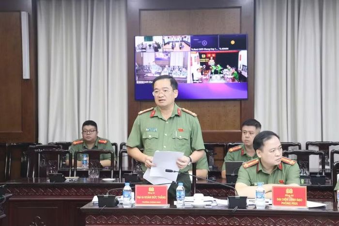 Đại tá Đoàn Đức Thắng - Chánh Thanh tra CATP Hà Nội báo cáo tại buổi tiếp công dân