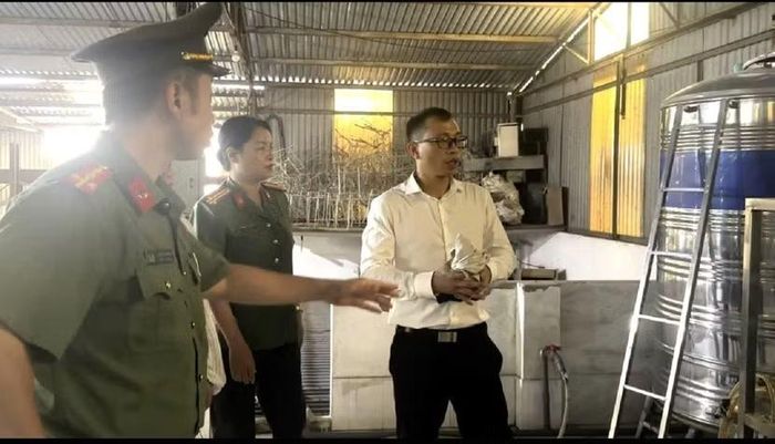 Lực lượng chức năng kiểm tra cơ sở sản xuất nước đóng bình