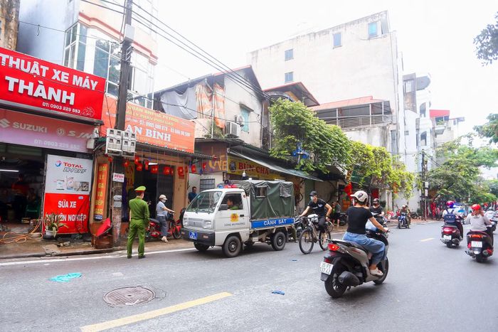 Công an phường Phương Liệt tuần tra xử lý nghiêm các trường hợp lấn chiếm vỉa hè để kinh doanh, buôn bán