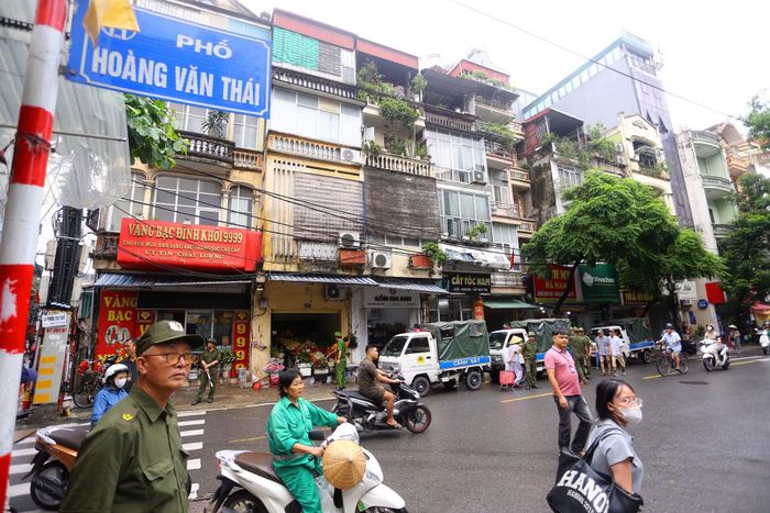 Tại ngã ba Hoàng Văn Thái – điểm giáp ranh phức tạp, lực lượng Cảnh sát trật tự tập trung xử lý nghiêm tình trạng họp chợ và các vi phạm gây cản trở giao thông