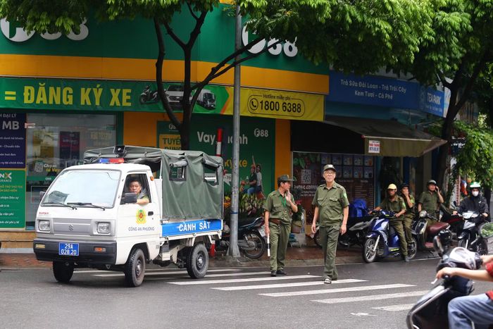 Lực lượng chức năng phường Phương Liệt phối hợp chốt trực tại tuyến đường Hoàng Văn Thái