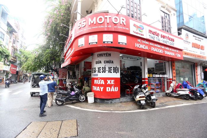 Các mái che, mái vẩy di động vi phạm hành lang an toàn giao thông đường bộ được lực lượng chức năng tháo dỡ triệt để tại trục đường giáp ranh