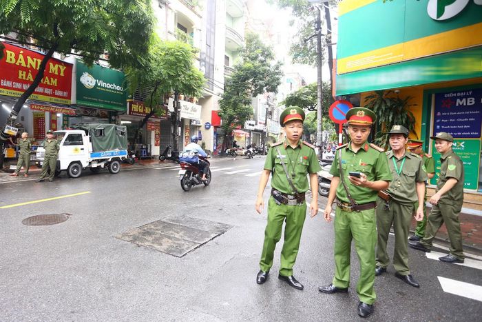Với sự phối hợp đồng bộ của các đơn vị giáp ranh, đợt ra quân giải tỏa triệt để các trường hợp lấn chiếm vỉa hè để kinh doanh trên phố Hoàng Văn Thái