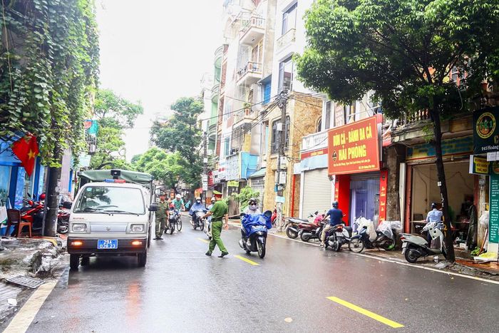 Các biển quảng cáo, biển vẫy đặt sai quy định lấn chiếm vỉa hè được lực lượng chức năng yêu cầu chủ cơ sở tự giác tháo dỡ