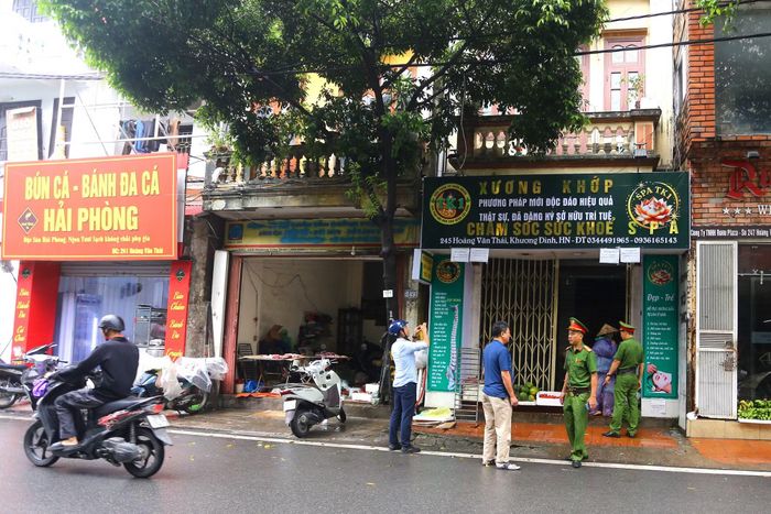 Lực lượng Công an phường Khương Đình trực tiếp tuyên truyền, vận động và yêu cầu hộ kinh doanh ký cam kết không vi phạm trật tự đô thị, tạo sự đồng thuận cao trong nhân dân