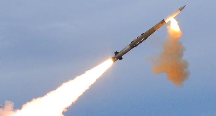 Phiên bản cũ hơn là PAC-2 GEM-T của Raytheon, được đưa vào sử dụng từ năm 2002, nhưng bản thân tên lửa này là sự phát triển từ biến thể đầu tiên của tên lửa phòng không MIM-104A, vốn đã được sản xuất từ ​​năm 1980.