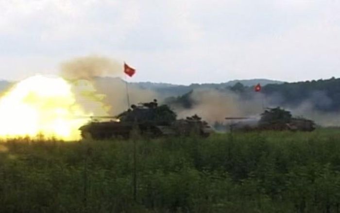 Kết cấu giáp của xe tăng T-54/T-55 kết hợp thân xe thấp với các bề mặt nghiêng, góp phần giảm diện tích mục tiêu và tăng khả năng bảo vệ.