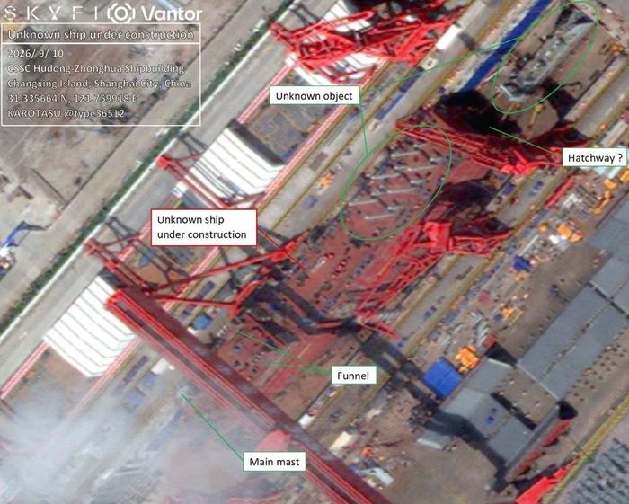 Tạp chí chuyên ngành Naval News đã đăng tải hình ảnh vệ tinh về quá trình chế tạo con tàu cỡ lớn nói trên, thậm chí còn tạo ra một bản đồ họa của "gã khổng lồ" rất đặc biệt này
