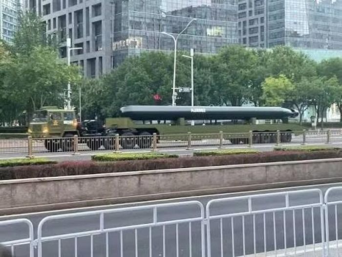 Chiếc "mẫu hạm UUV" mới của Trung Quốc có kết cấu như một tàu đổ bộ với khoang cập bến ở đuôi. Mặc dù vậy khoang này được mở từ bên dưới để tàu ngầm đi vào, theo nhận xét, một cơ cấu nâng hạ cỡ lớn nhiều khả năng được lắp đặt bên trong.