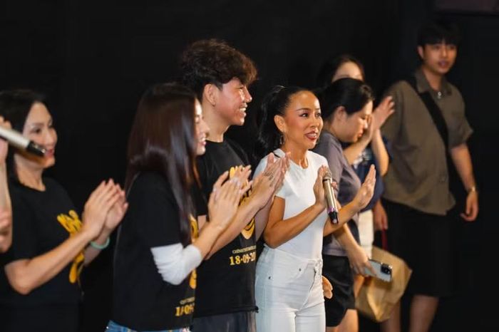 Thảo Trang cùng đoàn phim "Lên hương" trong một buổi cinetour giao lưu với khán giả
