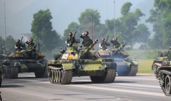 Bên cạnh T-54/T-55 cải tiến, T-62 vẫn xuất hiện trong đội hình, trong khi xe tăng chiến đấu chủ lực, còn dòng T-90S và T-90SK đại diện cho thế hệ hiện đại hơn.
