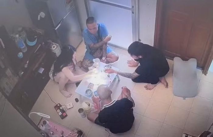 Nhóm đối tượng có cả Phạm Ngọc Long đang tổ chức sử dụng ma tuý (hình ảnh từ camera trong căn hộ chung cư).