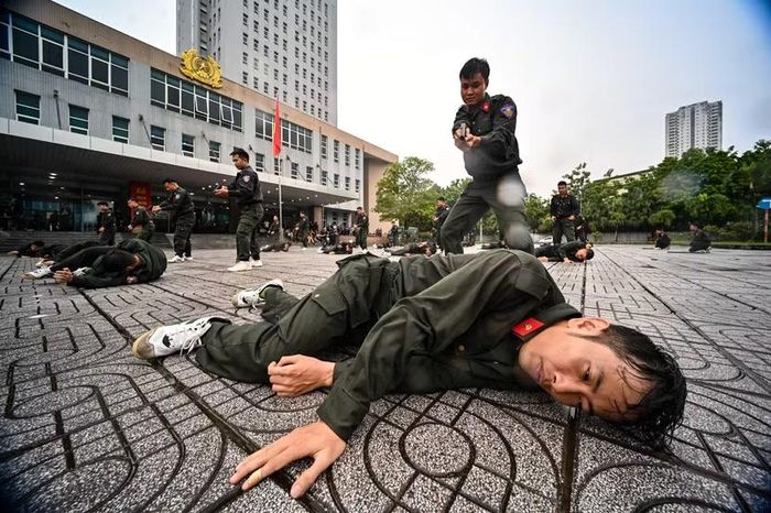 Tình huống tước súng ngắn của đối tượng manh động. Tổ công tác tiếp cận nhanh quật ngã và đè nghiến mục tiêu sát mặt đất. Đây là kỹ năng sinh tồn thiết yếu khi lực lượng cơ sở thường xuyên là những người đầu tiên có mặt tại hiện trường án nghiêm trọng.