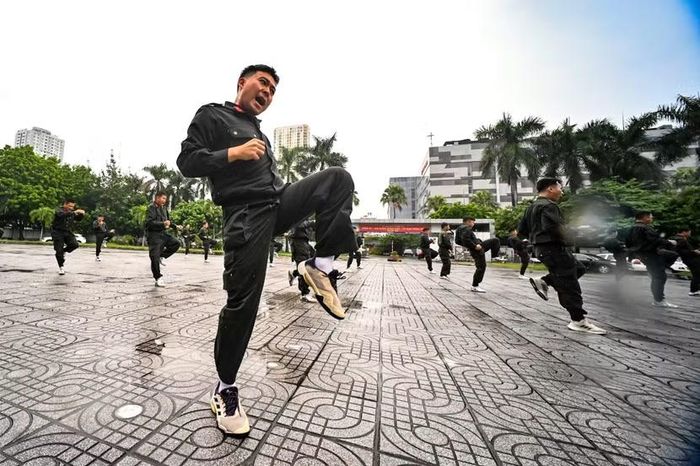 Tổ đội bước vào bài quyền võ thuật. Từng cú đánh tung ra dứt khoát dưới sức ép của cơn mưa nặng hạt, thể hiện sự chuyển đổi trạng thái sẵn sàng chiến đấu của những cán bộ công an cơ sở.