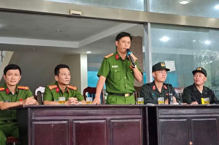 Thượng tá Trần Anh Tuấn (Phó Trưởng phòng Cảnh sát cơ động, Phó Trung đoàn trưởng Thường trực Trung đoàn CSCĐ dự bị chiến đấu - CATP Hà Nội) trực tiếp đánh giá chất lượng buổi báo cáo kết quả huấn luyện.