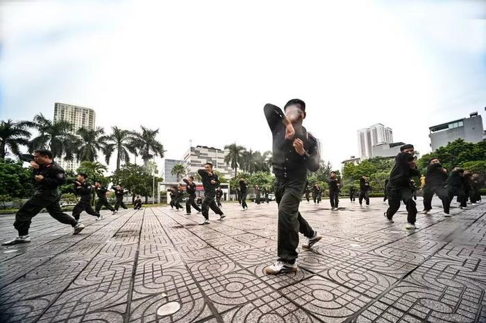 Chiến sĩ thành thục các động tác võ thuật. Nước mưa hắt liên tục nhưng sự tập trung không hề giảm sút. Họ hiểu rõ những kỹ năng này chính là lá chắn bảo vệ bản thân và đồng đội khi làm nhiệm vụ truy bắt giáp lá cà.