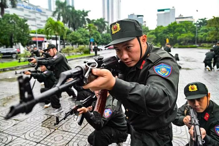 Cán bộ, chiến sĩ thực hành kỹ thuật vận động cơ bản. Thao tác này căn cứ vào tình hình thực tế nhằm tiêu diệt mục tiêu nhưng vẫn đảm bảo có người vận động, có người yểm trợ.