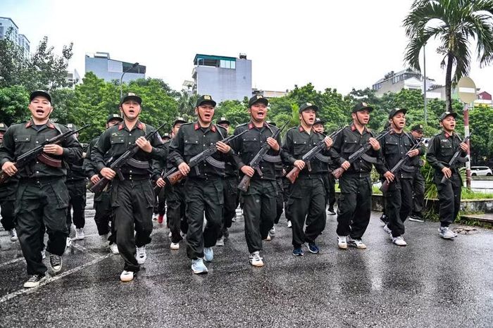 Nhịp bước rầm rập rộn vang thao trường. Các chiến sĩ giữ chắc hỏa khí và bám sát đội hình, minh chứng cho kết quả gắn kết hơn 200 con người thành một khối thống nhất sẵn sàng nhận lệnh cơ động bất cứ lúc nào.