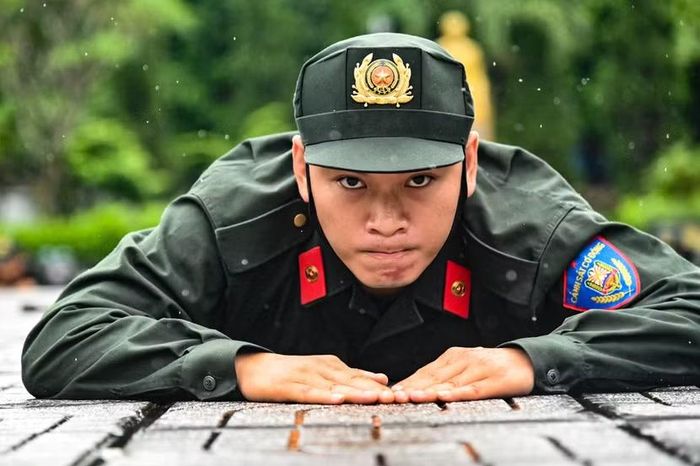 Ánh mắt tập trung bám sát mục tiêu của chiến sĩ khi thực hành kỹ thuật trườn.