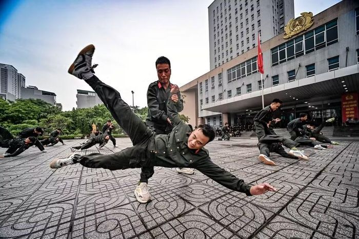 Pha bay người quật ngã tội phạm giả định trên mặt sân ướt. Động tác khóa tay tước vũ khí đòi hỏi sự phối hợp nhịp nhàng, biến những cán bộ đến từ nhiều công an phường, xã khác nhau thành một khối tác chiến thống nhất.