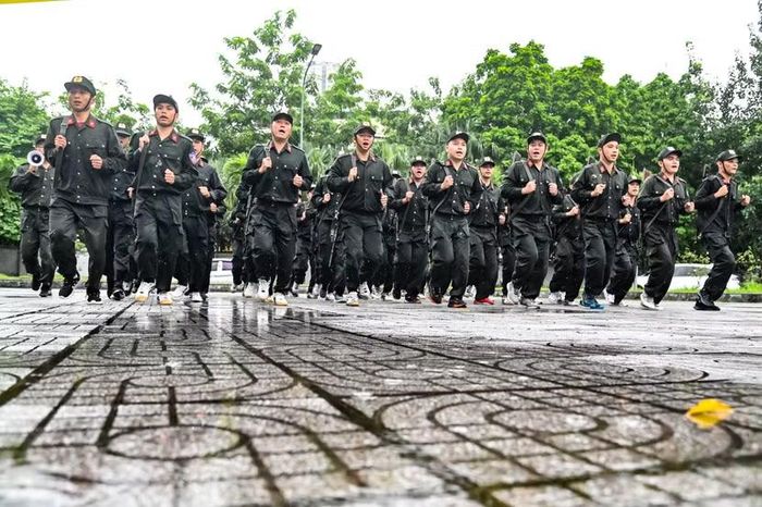 Đội hình hành tiến mang theo súng tiểu liên AK. Di chuyển tốc độ cao dưới mưa rào xối xả vắt kiệt sức lực, bài tập rèn cho lớp cảnh sát cơ động dự bị chiến đấu bản lĩnh không lùi bước trước mọi điều kiện. Các khoa mục được các giáo viên của Đội huấn luyện Phòng Cảnh sát cơ động và Trung tâm huấn luyện và bồi dưỡng nghiệp vụ - Phòng Tổ chức cán bộ yêu cầu rất cao...