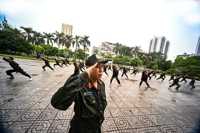 Tiếng hô khẩu lệnh chém ngang tiếng mưa. Khi cởi bỏ sắc phục hàng ngày khoác lên mình màu áo rằn ri, những Cảnh sát khu vực, Công an xã lập tức bước vào guồng quay kỷ luật thép của lính cơ động.