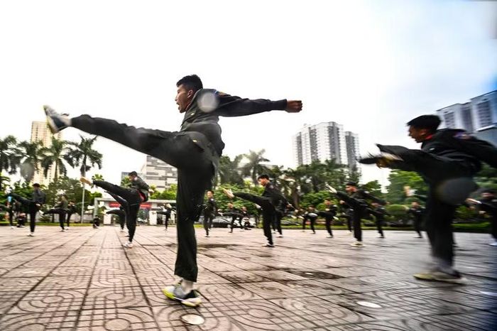 Đòn đá dứt khoát hạ gục mục tiêu. Tốc độ và độ chính xác là hai yếu tố quyết định được nhồi nhét liên tục trên bãi tập, giúp lực lượng cơ sở tự tin, chủ động xử lý các tình huống manh động ngay từ khi mới phát sinh tại địa bàn.