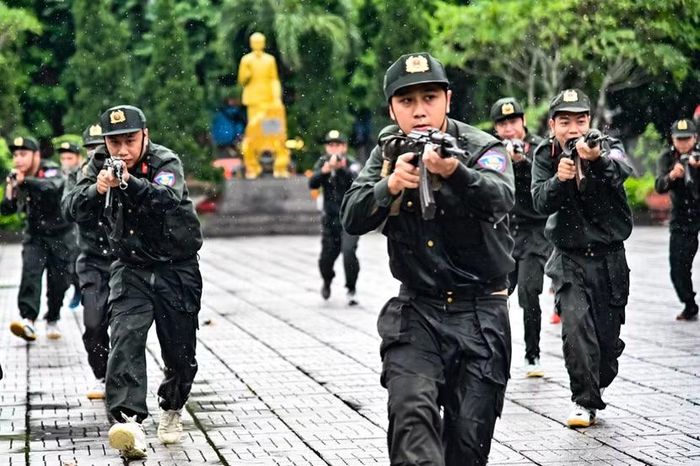 Đội hình chiến đấu di chuyển mạnh mẽ dưới mưa. Nước văng lên từ những mũi giày nện mạnh xuống mặt sân ướt đẫm. Khí thế bủa vây, áp sát nhanh gọn này là sức mạnh răn đe lớn nhất của lực lượng Cảnh sát cơ động dự bị chiến đấu - CATP Hà Nội