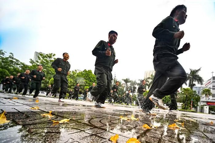  Bọt nước văng tung tóe dưới bước chạy rèn thể lực. Sức bền là yêu cầu bắt buộc, đảm bảo hàng trăm con người có thể hành quân nhanh, chi viện lập tức cho các tình huống khẩn cấp 