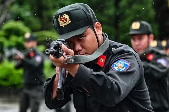 Ánh mắt sắc lạnh bám chặt mục tiêu qua khe ngắm. Việc điều chỉnh thước ngắm dưới màn mưa dày đặc đòi hỏi thần kinh thép, thứ mà hơn 200 học viên đã tích lũy được sau hàng tháng trời phơi mình rèn luyện.
