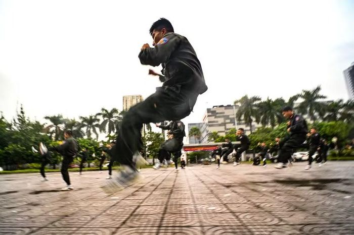 Cú bật nhảy tung cước chớp nhoáng trên không. Khóa huấn luyện trang bị cho hơn 200 học viên những kỹ năng cận chiến thực dụng nhất, bù đắp khoảng trống về chiến thuật khi họ phải đối diện trực tiếp với tội phạm nguy hiểm có hung khí.