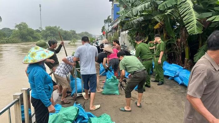 Lực lượng chức năng xã Hồng Sơn cùng người dân gia cố các vị trị xung yếu