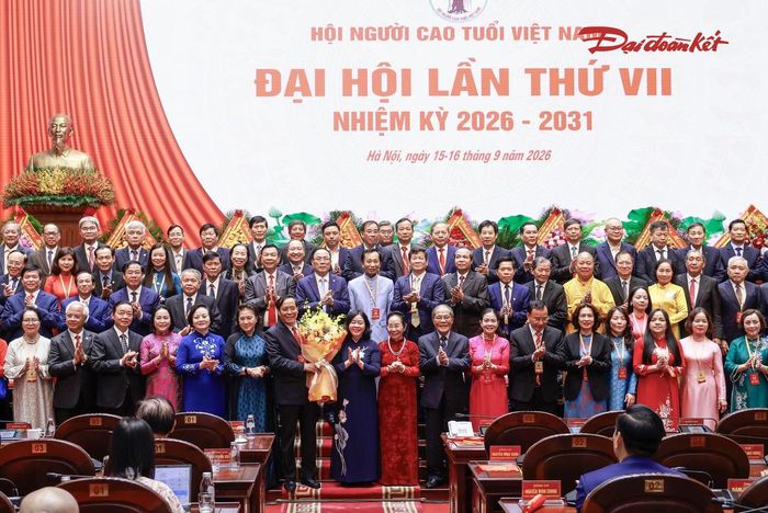 Chủ tịch Bùi Thị Minh Hoài tặng hoa chúc mừng Ban Chấp hành Hội Người cao tuổi Việt Nam khóa VII, nhiệm kỳ 2026 – 2031.