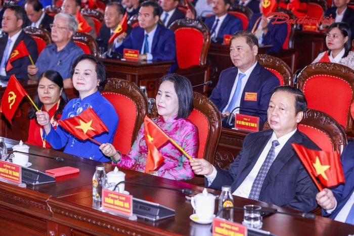 Các đại biểu theo dõi chương trình văn nghệ Đại hội.