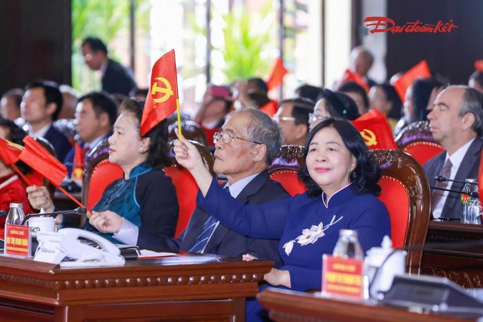 Chủ tịch Ủy ban Trung ương MTTQ Việt Nam Bùi Thị Minh Hoài và các đại biểu theo dõi chương trình văn nghệ Đại hội.