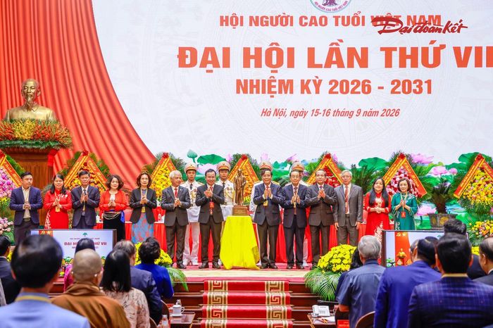 Đại hội đại biểu toàn quốc Hội Người cao tuổi Việt Nam lần thứ VII, nhiệm kỳ 2026 – 2031 vinh dự đón nhận Bức tượng chân dung Chủ tịch Hồ Chí Minh do Tổng Bí thư, Chủ tịch nước Tô Lâm trao tặng.