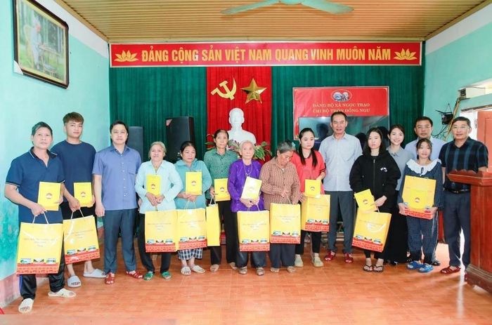 Ông Sinh tặng 10 suất quà cho người dân thôn Đồng Ngư, xã Ngọc Trạo bị ảnh hưởng bởi thiên tai. Ảnh: Lê Hợi