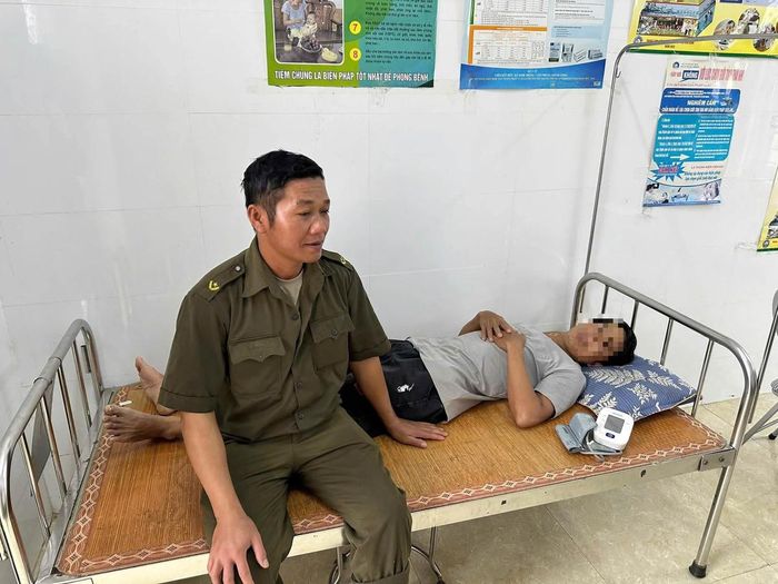 Nạn nhân được kiểm tra sức khỏe. Ảnh: Công an tỉnh Phú Thọ.
