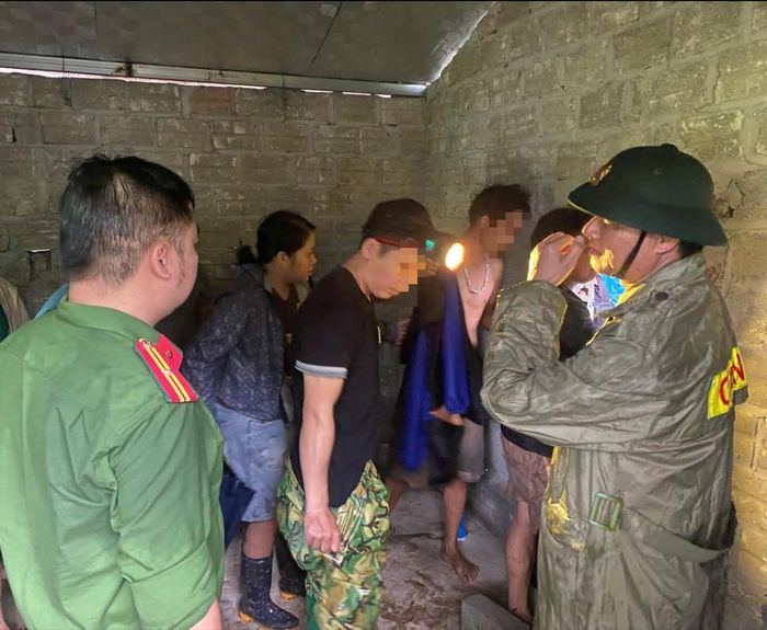 Giải cứu được các nạn nhân mắc kẹt. Ảnh: Công an tỉnh Phú Thọ.