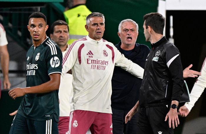Mourinho nhiều lần nổi nóng vì chủ nhà chơi quá rắn.