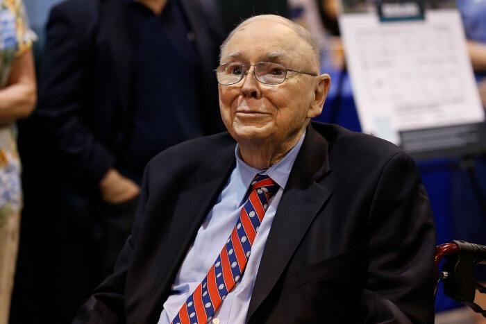  Charlie Munger là nhà đầu tư huyền thoại người Mỹ, phó chủ tịch lâu năm và là "cánh tay phải" đắc lực của tỷ phú Warren Buffett tại tập đoàn Berkshire Hathaway. Ảnh: Bloomberg. 