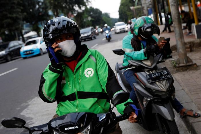  Các công ty cung cấp nền tảng như Gojek và Grab tại Indonesia bắt đầu áp dụng mức khấu trừ hoa hồng 8% từ ngày 1/7. Ảnh: Reuters.